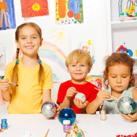 kids doing holiday crafts